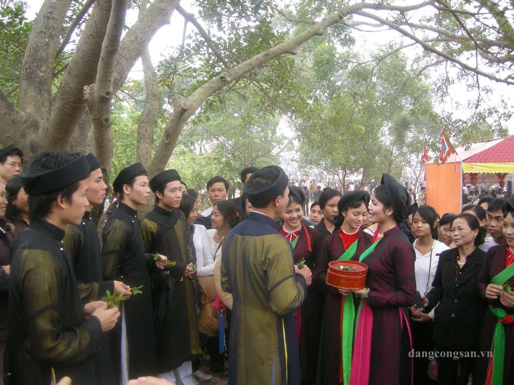 成立官贺民歌艺术家协会